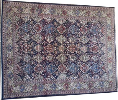 un tapis bleu et rouge à motifs de médaillons