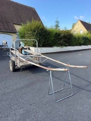 une photo d'une remorque avec un bateau à l'arrière