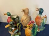 beaucoup d'oiseaux posés sur une table