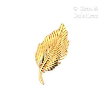 une image représentant une broche en feuille d'or sur fond blanc