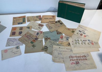une table recouverte d'une multitude de vieilles cartes postales et d'enveloppes