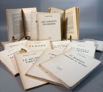 plusieurs livres ouverts empilés les uns sur les autres sur une table