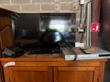 un téléviseur posé sur un meuble en bois