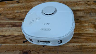 un petit appareil blanc posé sur une table en bois