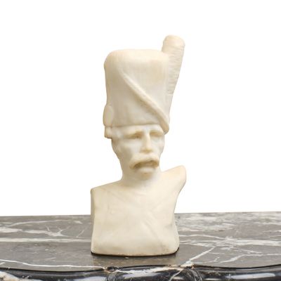 UN GROGNARD Petit buste en albâtre blanc.