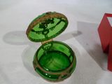 une boîte en verre vert sur laquelle est représenté un dragon