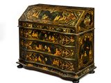 une commode noire et dorée ornée d'une peinture