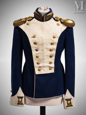 un gros plan sur un uniforme porté par un mannequin