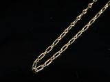 un gros plan d'un collier avec une chaîne sur fond noir