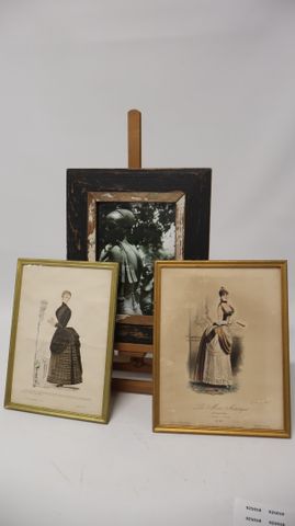 Lot de deux gravures de mode par Gustave Janet et une photo « Por...