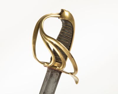 une épée à la poignée dorée sur fond blanc