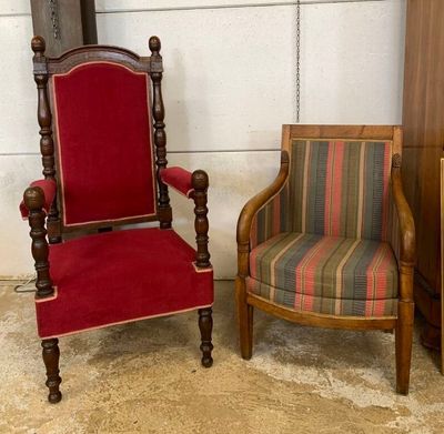 deux chaises placées l'une à côté de l'autre sur le sol