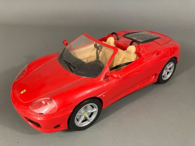 une petite voiture rouge posée sur une table