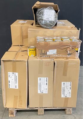 une pile de cartons surmontée d'un casque