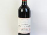 une bouteille de vin posée sur une table