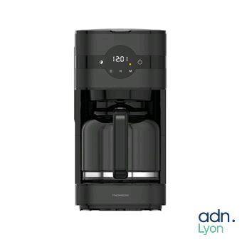 gros plan d'une cafetière sur fond blanc