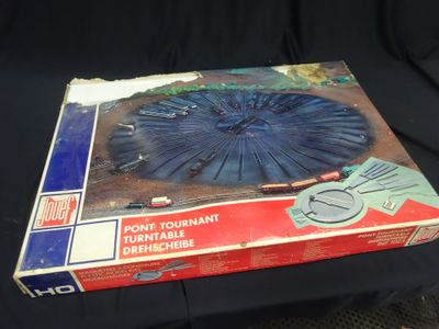 a box that has a model of a spaceship on it