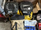 un tas d'objets posés par terre