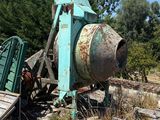 une bétonnière au milieu d'un champ