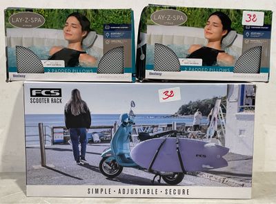 trois boîtes sur lesquelles figurent les images d'une femme en scooter et d'un homme en scooter avec une planche de surf