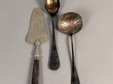 trois cuillères, une spatule et un couteau posés sur une table
