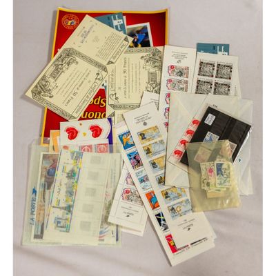 de nombreux types de timbres et d'enveloppes disposés sur une table
