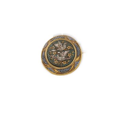 une image d'une broche en or et diamants sur fond blanc