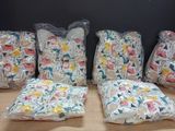 cinq paquets de papier toilette posés sur une table
