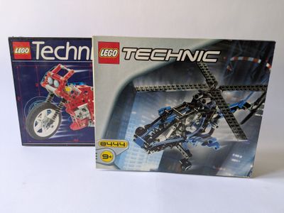 deux sets lego technic sont posés l'un à côté de l'autre sur une surface blanche