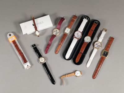 un grand nombre de montres posées sur la table