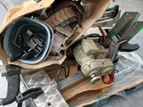 un tas d'objets divers posés sur une palette