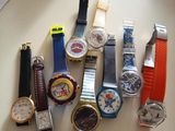 un grand nombre de montres posées sur une table