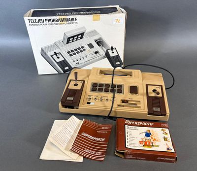 une boîte sur laquelle figurent une manette de jeu et un mode d'emploi