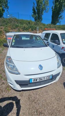 une voiture blanche garée à côté d'autres voitures