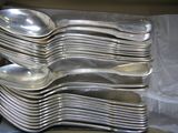 un lot de cuillères en argent et de cuillères dans une boîte