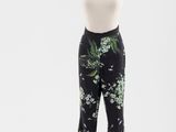 un mannequin orné d'un motif floral noir et vert