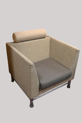 une chaise sur laquelle est posé un coussin et un autre coussin sur le dossier de la chaise