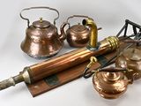 de nombreux types de théières et de bouilloires sur la table