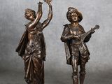 paire de figurines anciennes en bronze représentant un homme et une femme jouant de la musique