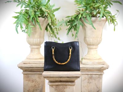 GUCCI - ITALY, Sac modèle "DIANA" en cuir noir, double poign…