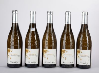 six bouteilles de vin sont alignées dans une rangée