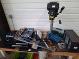 une table sur laquelle sont posés plusieurs outils