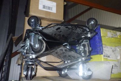 une moto posée sur une caisse