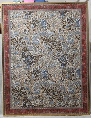 Un vieux tapis est accroché au mur, à côté d'une chaise.