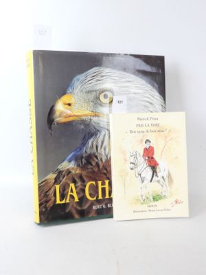 le livre se trouve à côté d'une image représentant un aigle sur un cheval