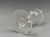 deux verres à vin vides posés sur une table