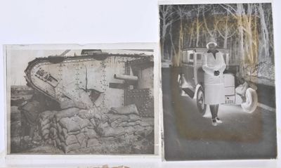 deux photos en noir et blanc montrant un homme dans un char et une femme dans une voiture