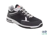 chaussures de sport pour homme, noires et blanches, avec des lacets blancs