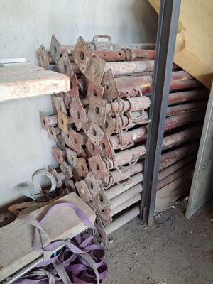 de nombreuses pièces de bois empilées dans une pièce