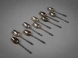 six cuillères en argent sont alignées sur une table